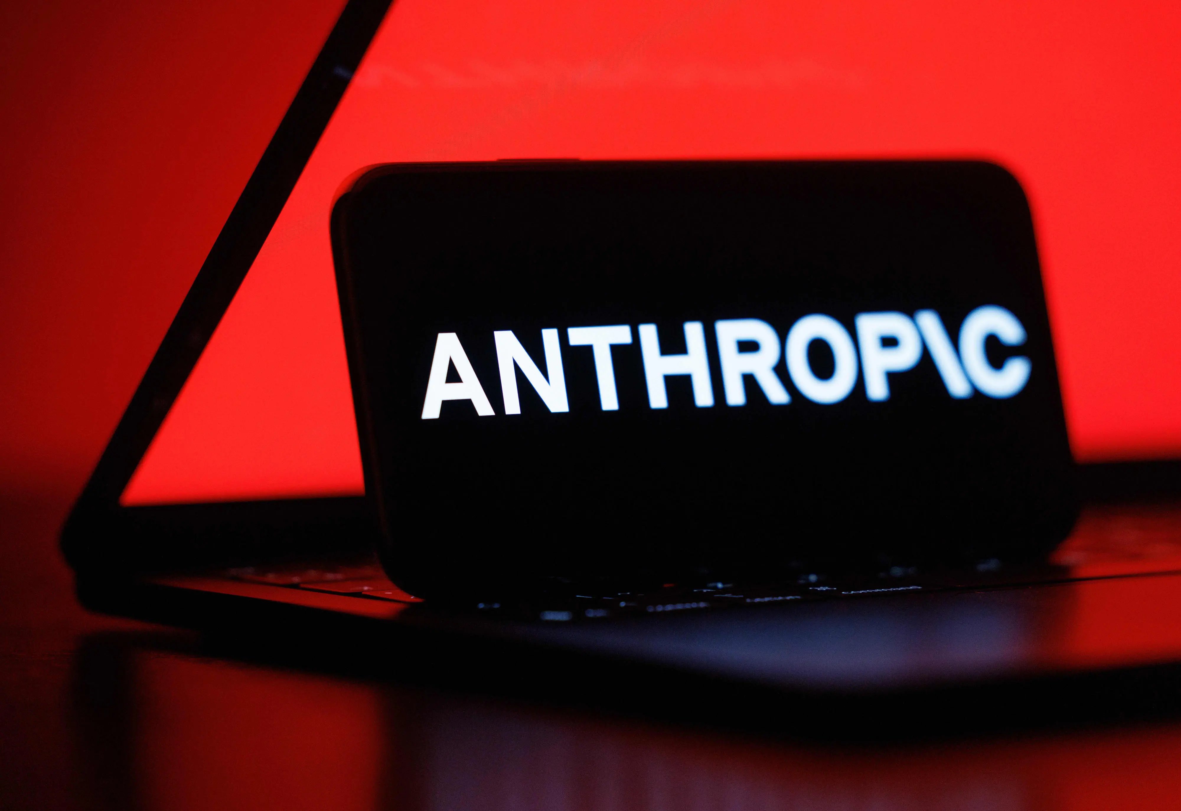 Anthropic研究员辞职:公司对齐负责人说灭绝风险超过10%